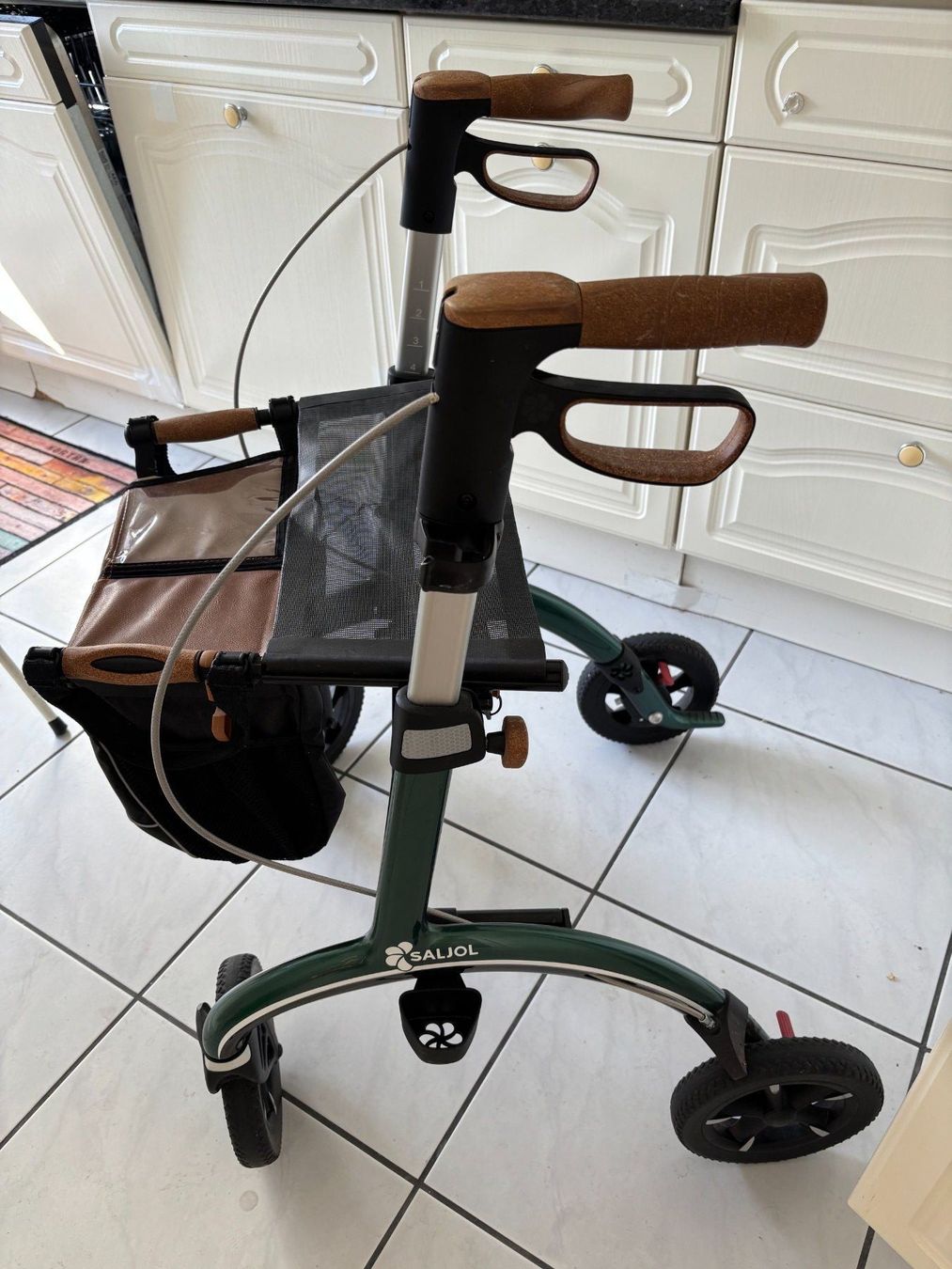Gehhilfen: Rollator Carbon Saljol – Gebraucht aus Augst BL von cbu_wym9