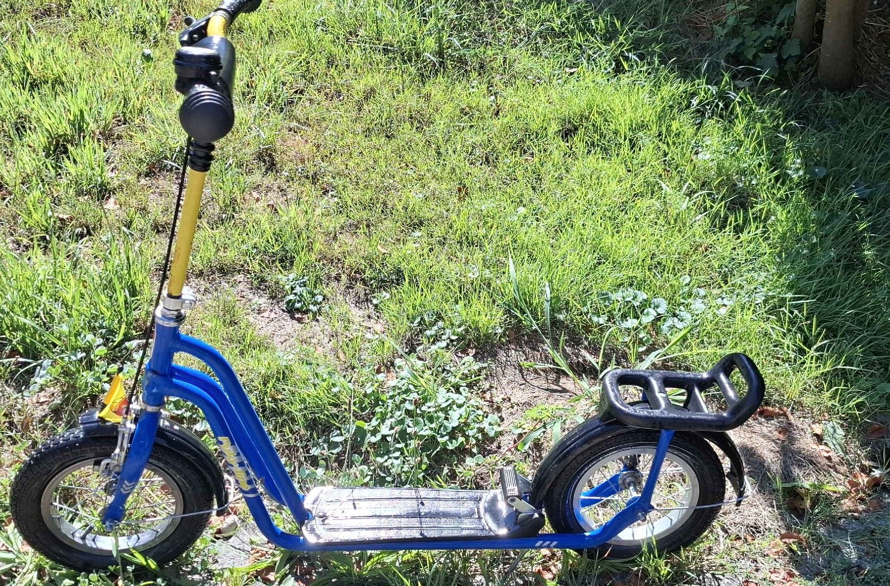 Scooter: Tretroller blau mit Gepäckträger gebraucht – Usato da Niederbüren venduto da Johnydriver
