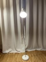 Stehlampe weiss mit Holzdetails funktionsfähig gut