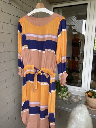 Cooles Kleid mit Bindegūrtel und Tunnelzug