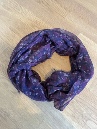 angenehmer Schal mit dezentem Blumenmuster 🌸