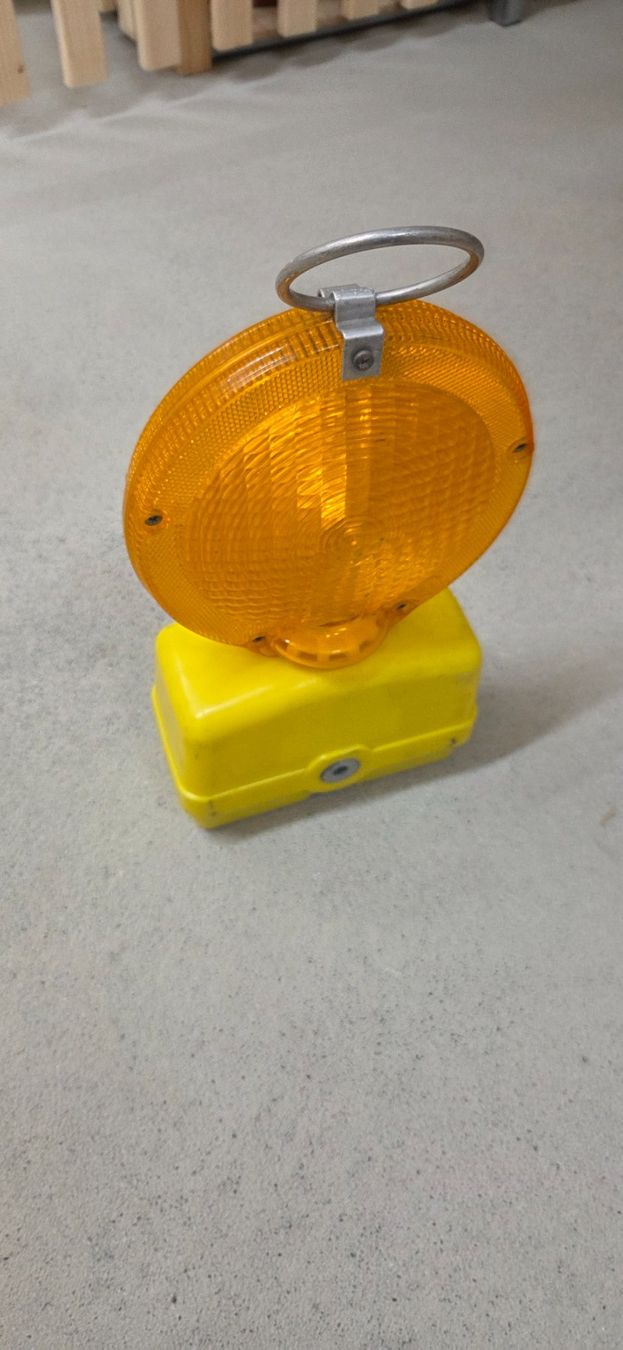 Lampes: Blitzleuchte/Baustellenleuchte – D'occasion à Einsiedeln par BullBo 1