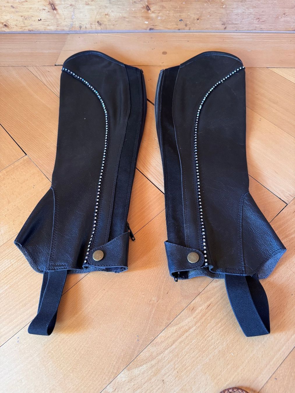 Stinchiere & Fasciature: Schwarze Leder-Chaps Gr. S mit Strass - NEU – Nuovo (secondo la descrizione) da Zürich venduto da 411osmanbey
