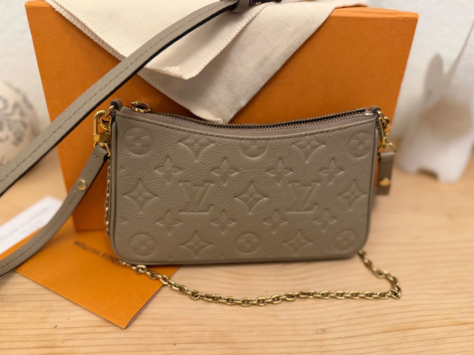 Louis Vuitton Taschen für Damen: Louis Vuitton Easy Pouch on Strap Fullset Empreinte – Gebraucht aus Hirschthal von GR7000 5