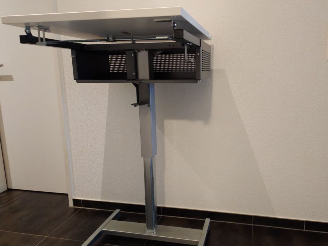 Embru Bureaux: EMBRU Stehpult/Computertisch (Schweizer Schulmöbel) – D'occasion à Langnau am Albis par cipm22 1