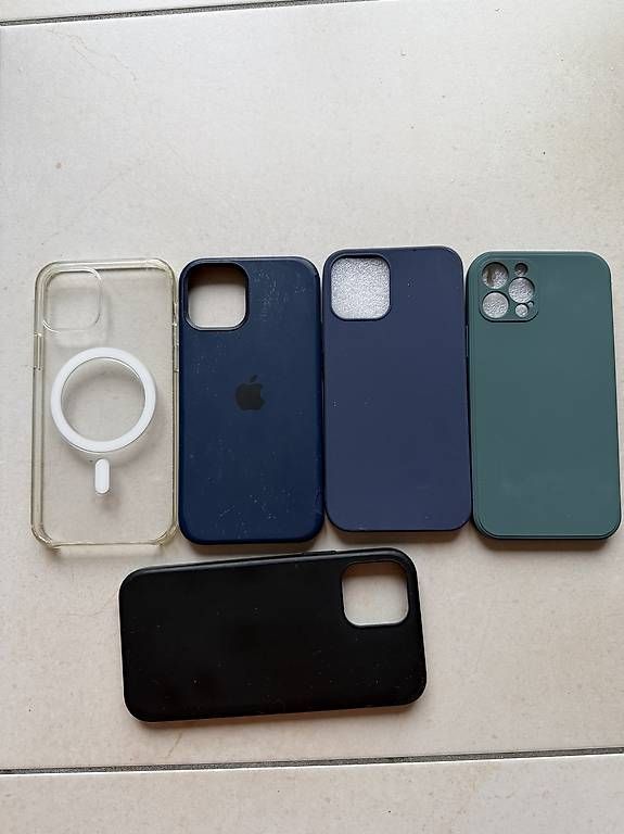 Coques & Protection écran: Lot de 5 coques pour iPhone 12 Pro – D'occasion à Treyvaux par Jujud