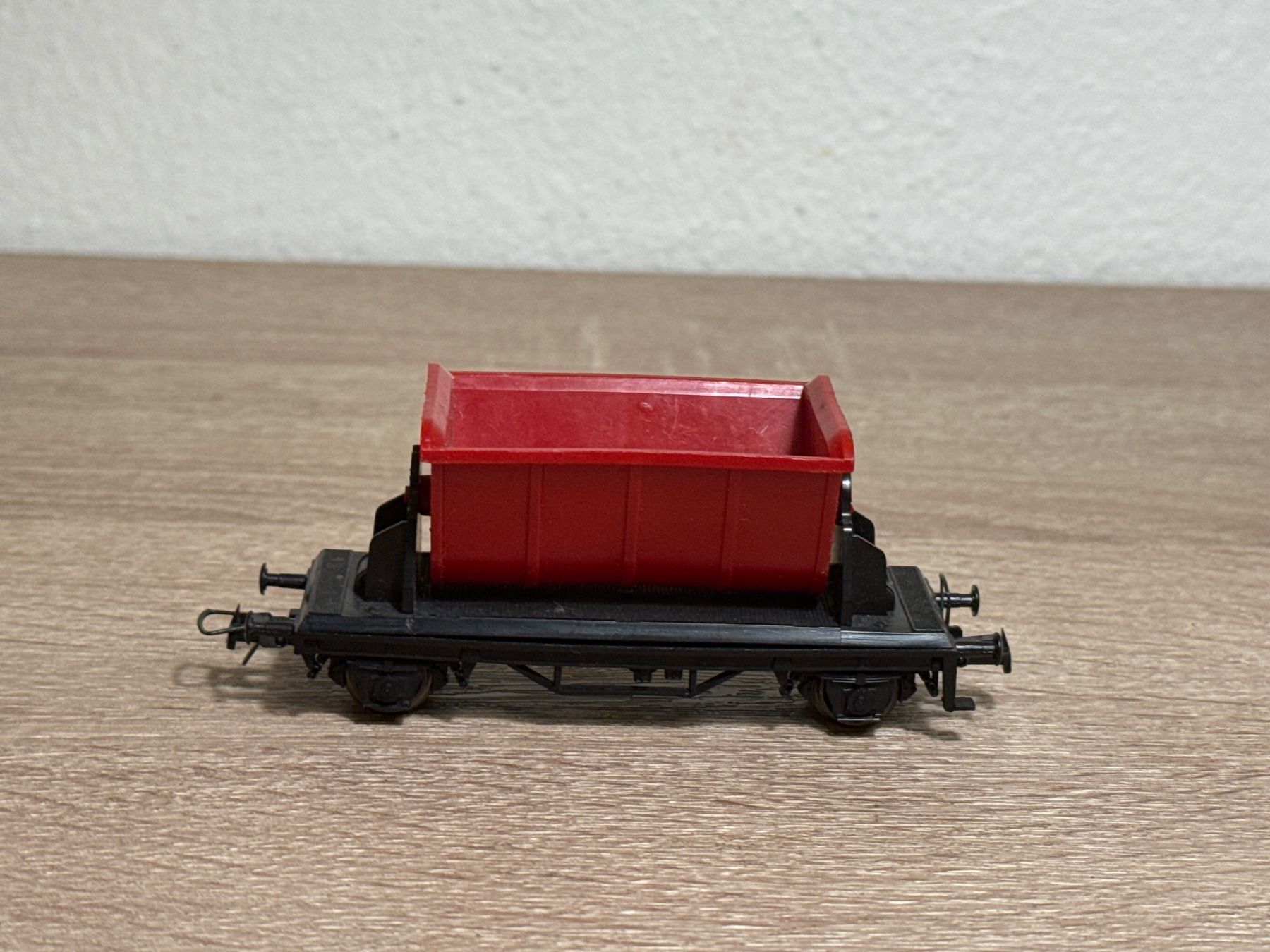 Roco Modellini di ferrovie: Roco Güterwagen (115) – Usato da St-Aubin-Sauges venduto da tantome