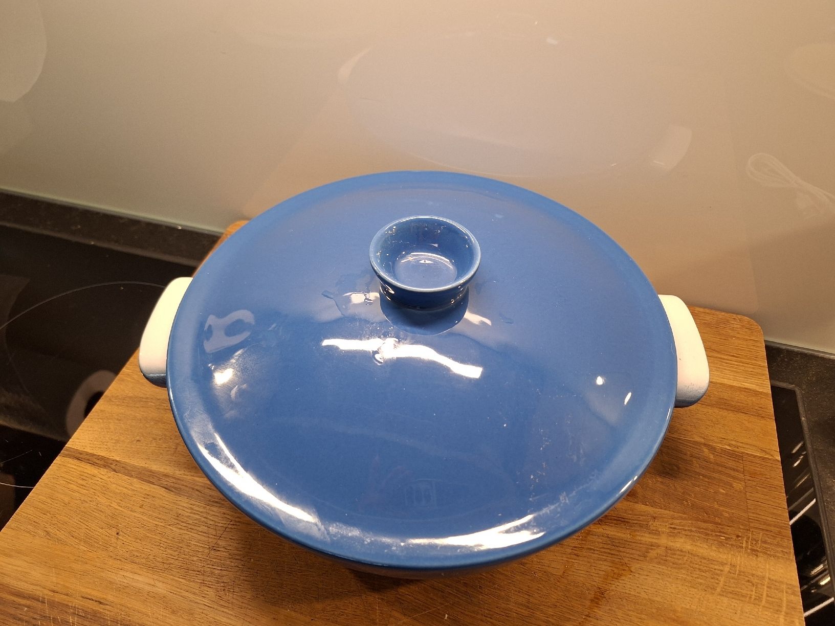 Emile Henry Pentole: Emile Henry Keramiktopf blau mit Deckel Durchmesser 28cm – Nuovo (secondo la descrizione) da Meinisberg venduto da Destiny1972 1