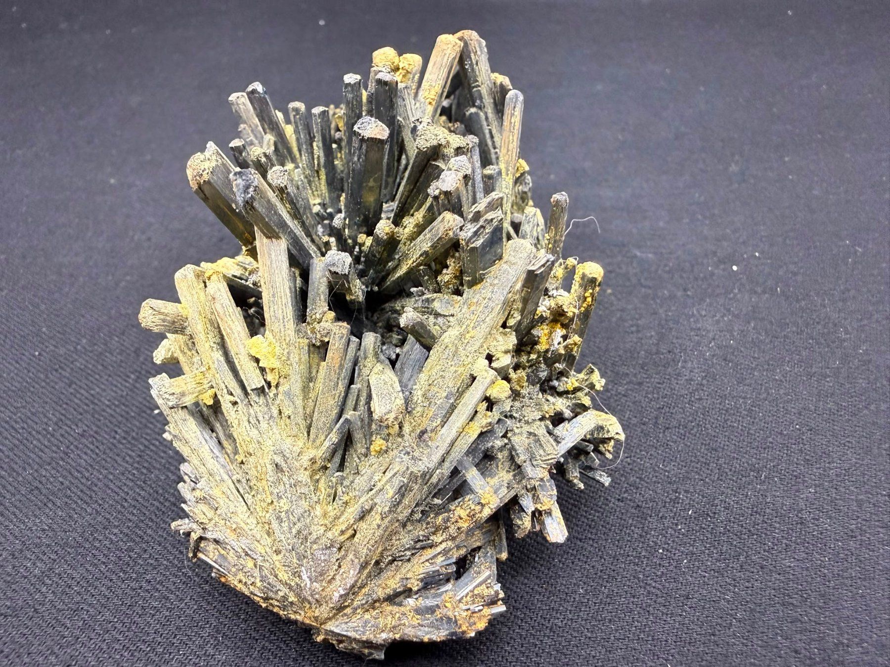 Minerali & Pietre curative: Stibnit mit Stibiconit Überzug – Usato da Schinznach Bad venduto da Demerald 7