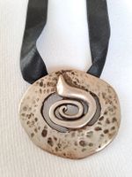 Collier avec pendentif et ruban noir en satin