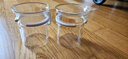 2 Teegläser aus den 80er Jahren mit Plastikhenkel weiss