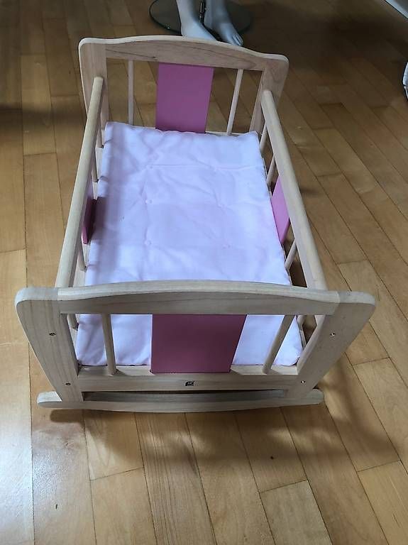 Spielzeuge: Puppenwiege mit Inhalt  – Gebraucht aus bern von denkalh