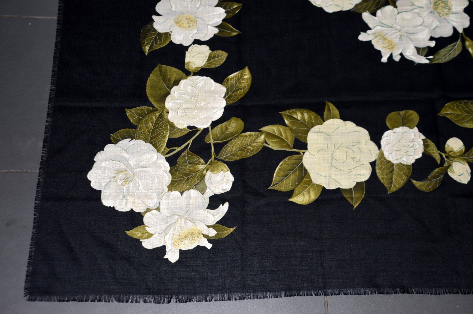 Chanel Foulard & Sciarpe: Schal / Châle Chanel 140 x 140 cm – Usato da Collonges venduto da Auganien 9