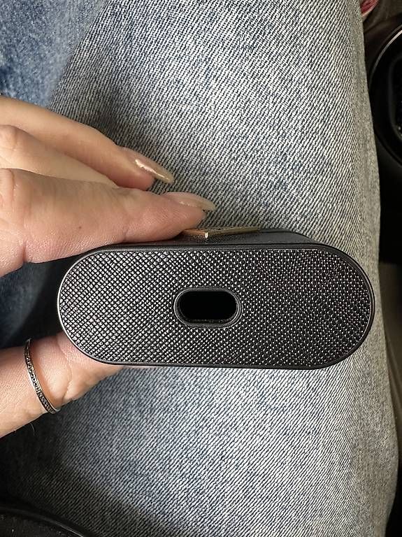 Cover & Protezioni schermo: Guess AirPods custodia rigida  – Usato da Mendrisio venduto da esthetic111 1