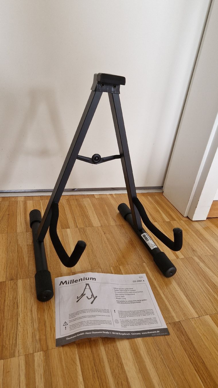 Millenium Instrumenten-& Notenständer: Gitarrenständer Millenium GS-2001 A – Neu und originalverpackt aus Möhlin von Itartaruga