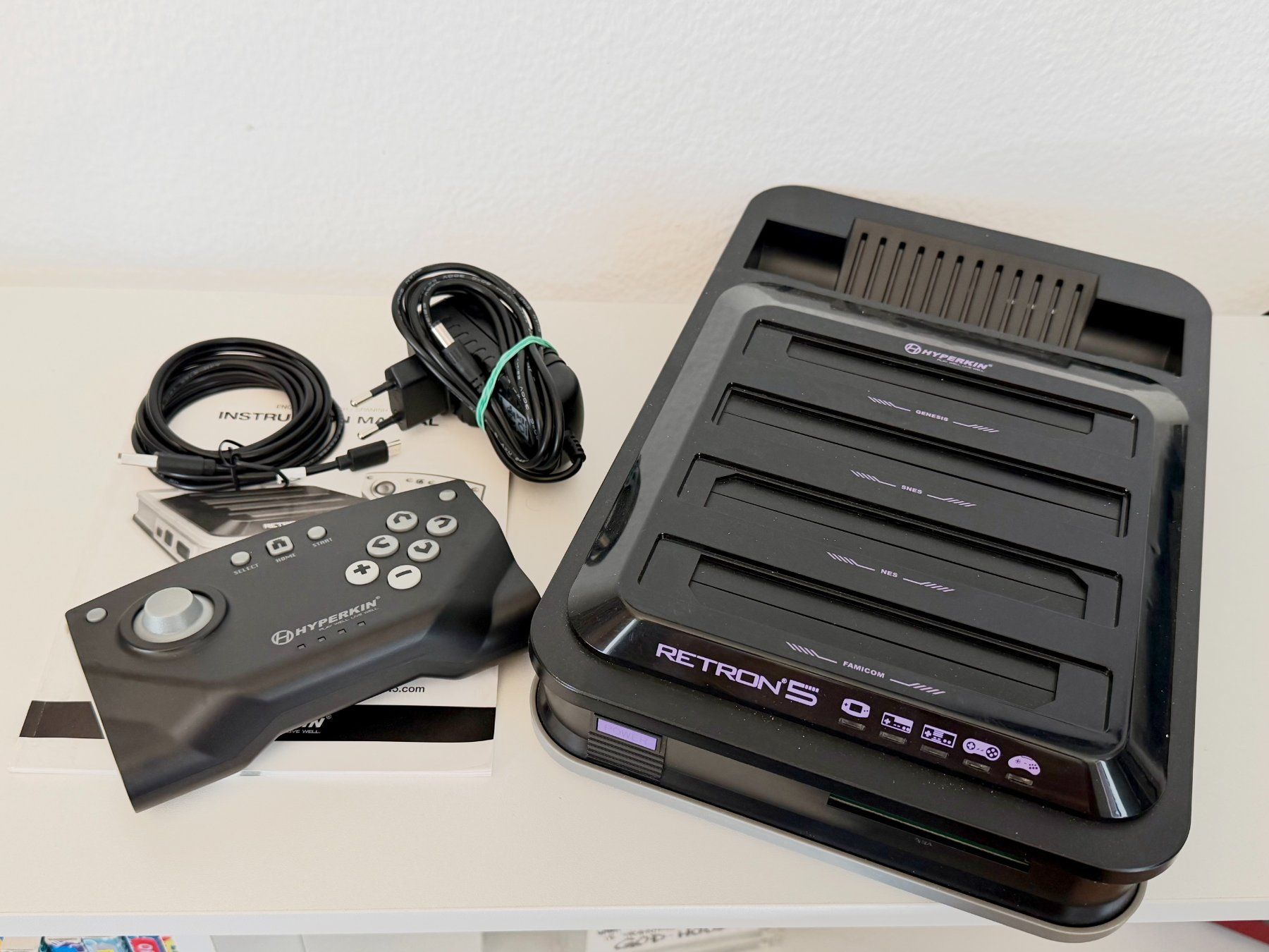 Consoles: Hyperkin RetroN 5 & Controller - Black – Neuf (Voir description) à Zürich par NerdLoot