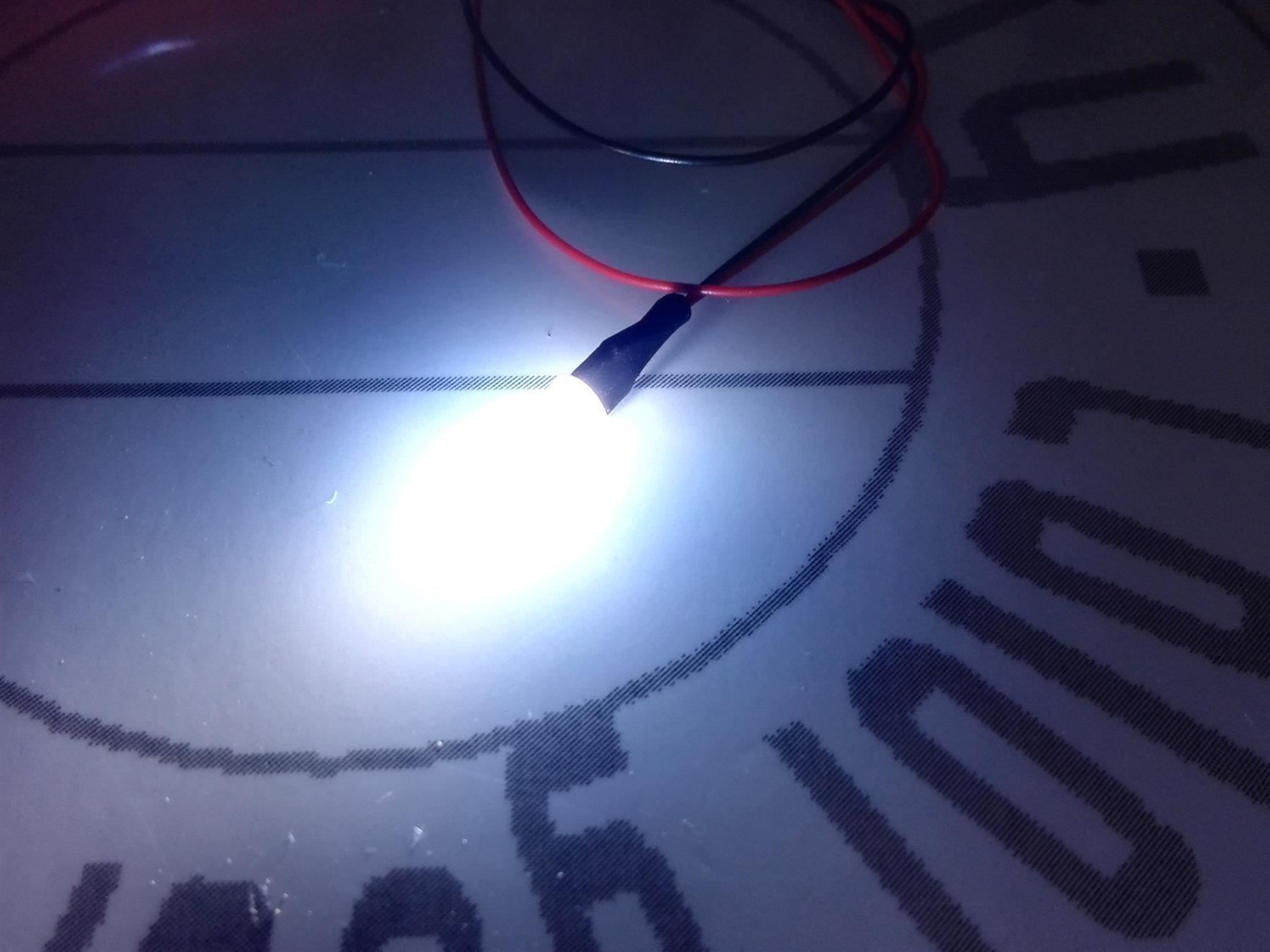 Elektronikbauteile: LED 3mm, diffus kaltweiss, verkabelt 12V – Neu (gemäss Beschreibung) aus Luzern von Salefactory
