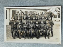 Echt Photo Karte / Gruppe mit Mütze und Säbel ca. 1930