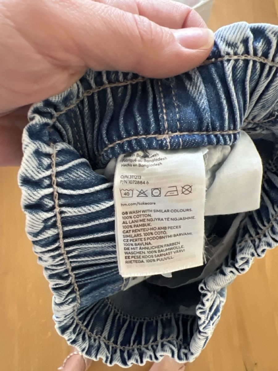 H&M Pantaloni: Weite Jeans H&M Grösse 104 – Usato da Recherswil venduto da ch0_y9gb 2