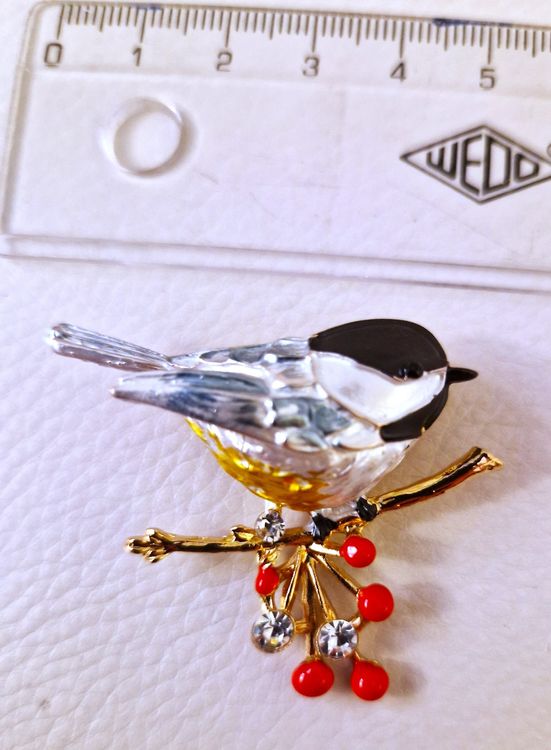 Broche oiseau en or jaune 18 carats et rubis En vente sur