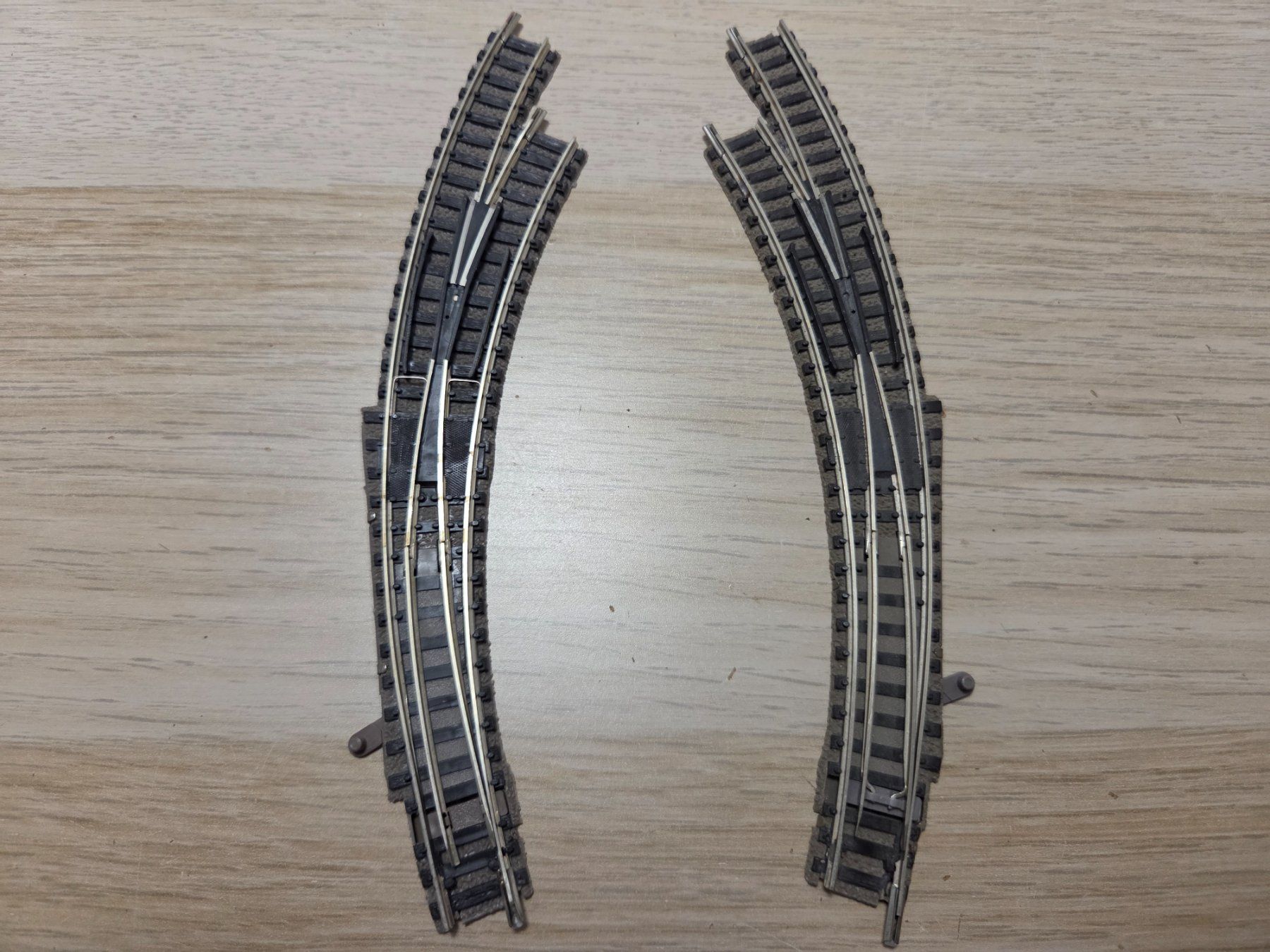 Fleischmann Modellini di ferrovie: Fleischmann N 9142 R+L Bogenweichen (A) – Usato da St-Aubin-Sauges venduto da Lo_Go 1