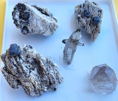 Mineralien Sammelset 2 teilig. Turmalin, Monazit, Hämatit
