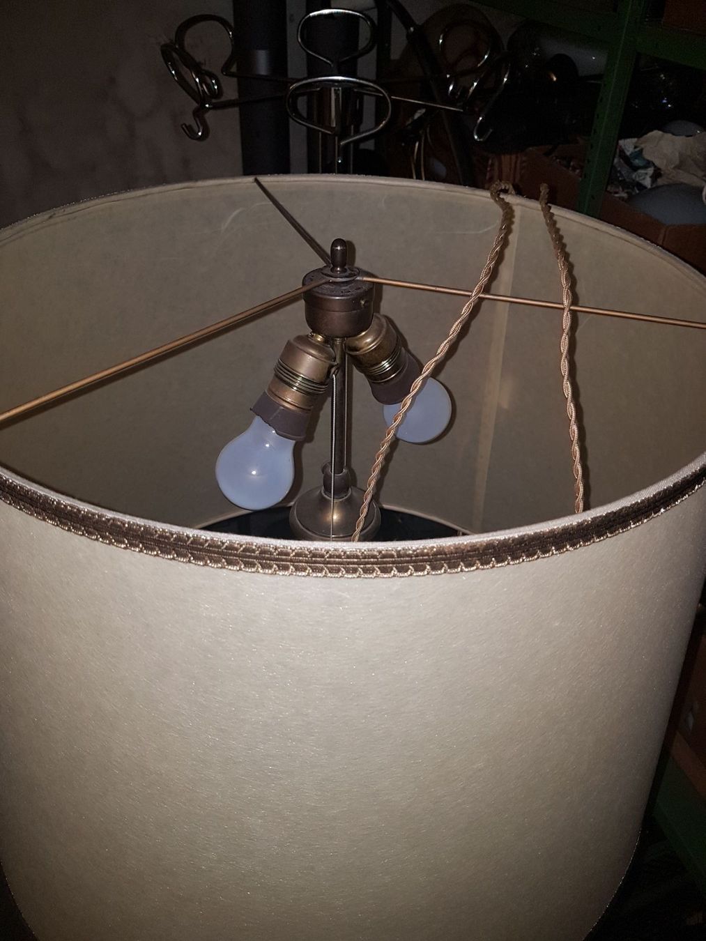 Lampade: Stehlampe, Messing, mit Lampenschirm – Usato da Basel venduto da Jcva 1