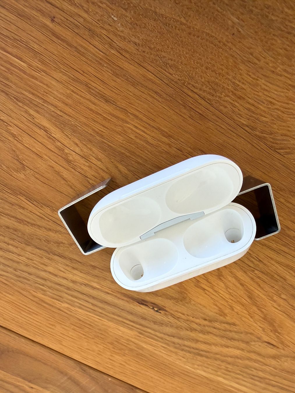 Apple Cuffie: APPLE AirPods Pro 1 Charging Case – Usato da Lausanne venduto da Nine1982 2