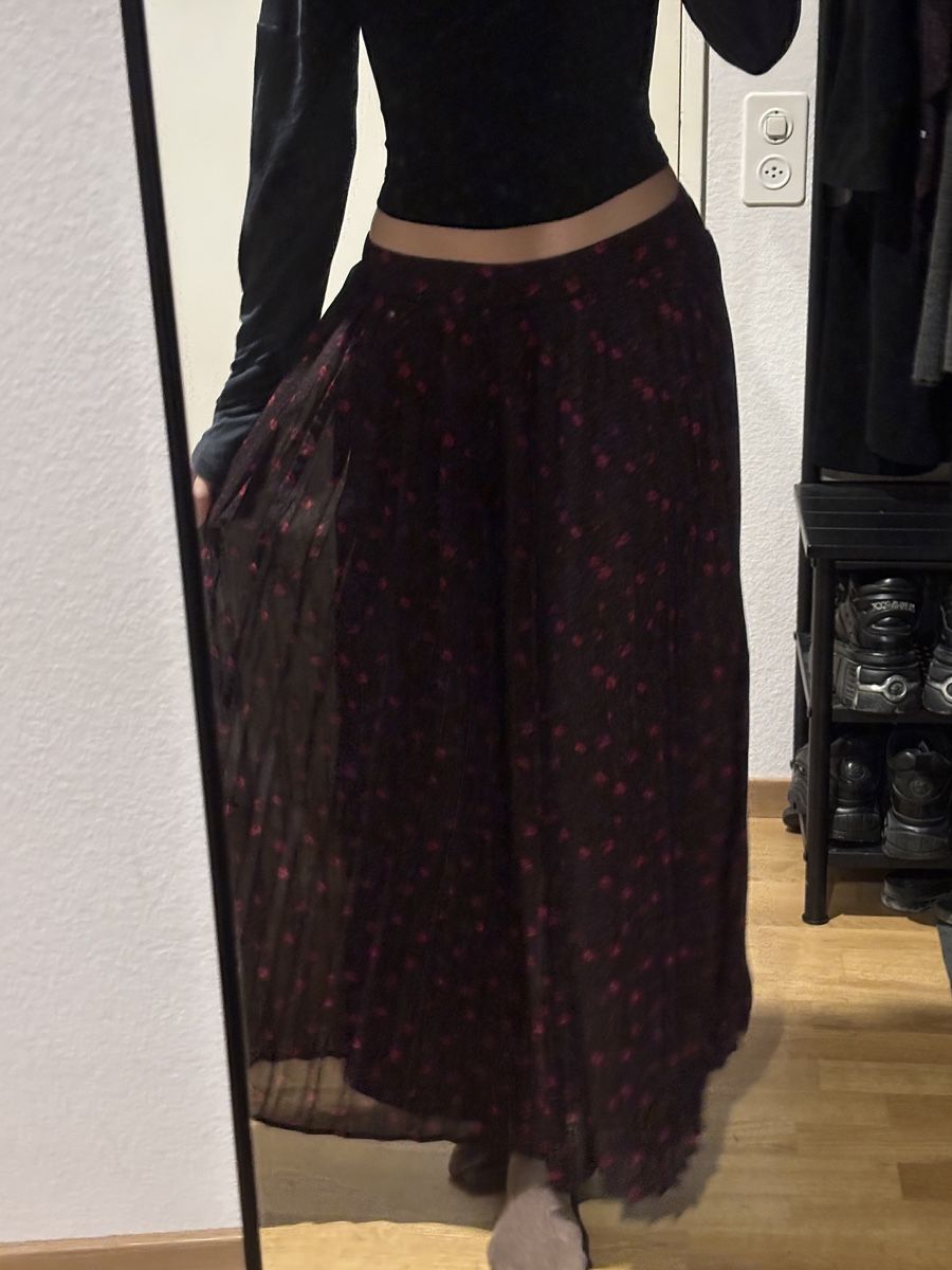 Vila Gonne: maxi rock mit blumenmuster, schwarz und rot – Usato da Zürich venduto da yasmin.ab 4