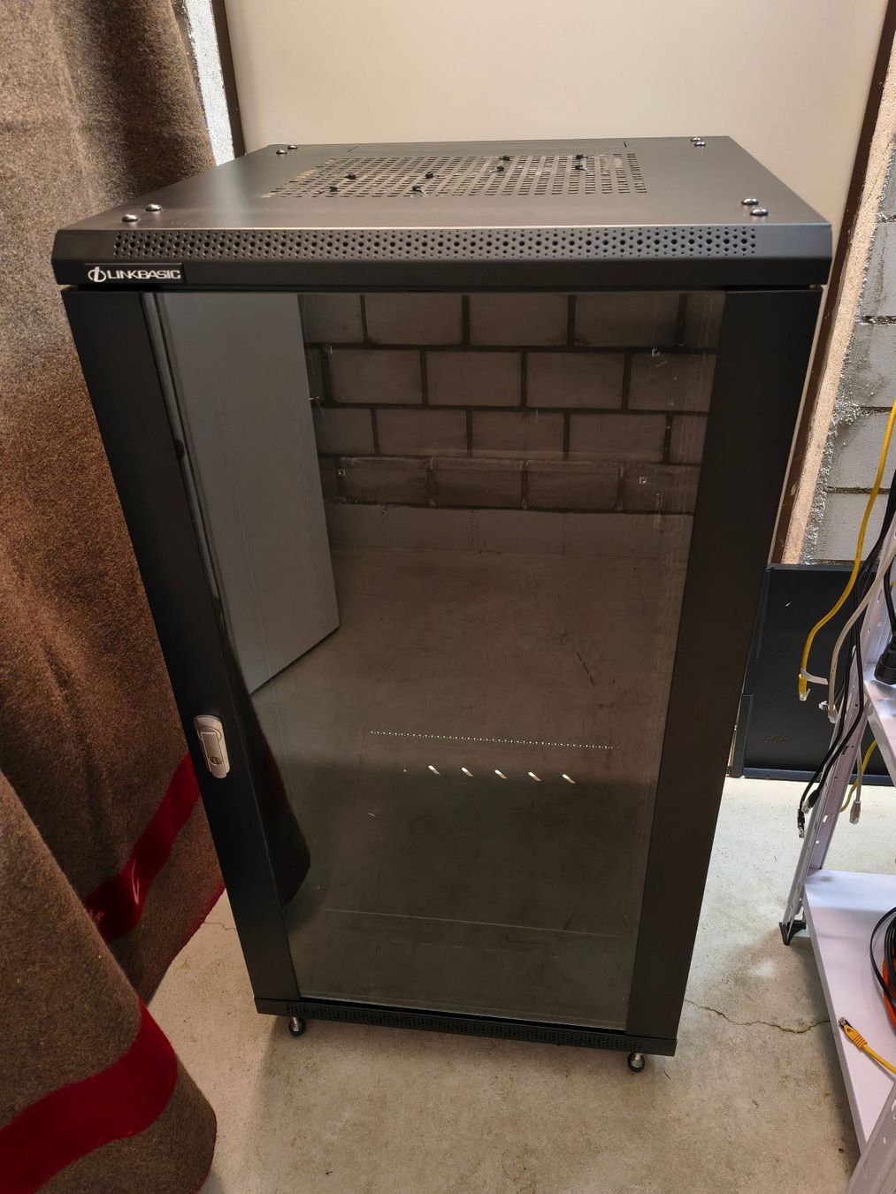 Racks & Cavalletti: Linkbasic Server- / Netzwerk- /Homelab-Rack 19" – Usato da Burg im Leimental venduto da Skorpyx