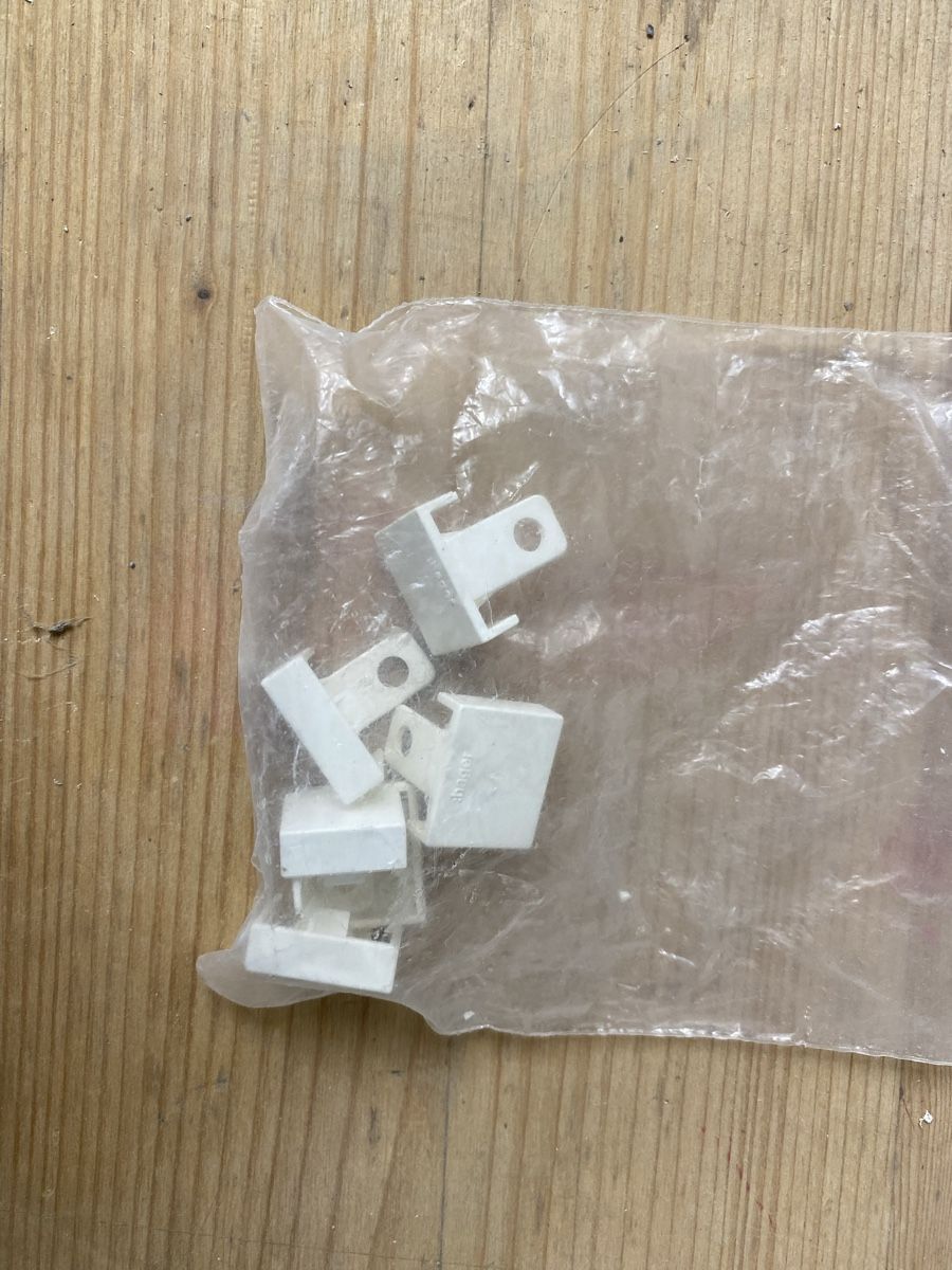 Hager Alimentazione elettrica: Enddeckel 15x15 Hager Kanal PREIS PRO STÜCK – Nuovo (secondo la descrizione) da Boniswil venduto da NetworkNavigator 1