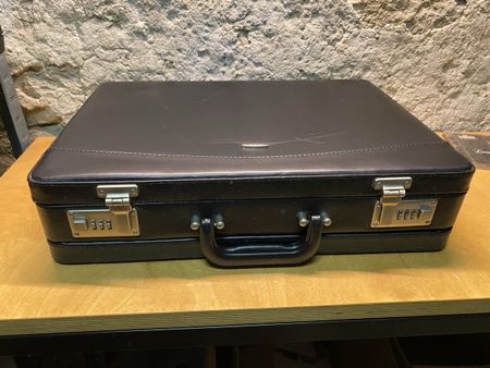 Schwarzer Aktenkoffer mit Zahlenschloss gebraucht 