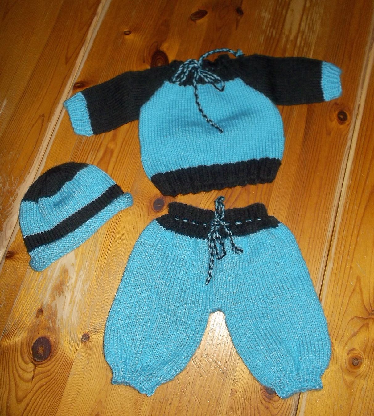 Bambole: selbst gestrickte Puppenkleider - Pullover, Hose, Kappe – Nuovo e nell'imballaggio originale da Kaltbrunn venduto da Cindy99