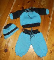 selbst gestrickte Puppenkleider - Pullover, Hose, Kappe