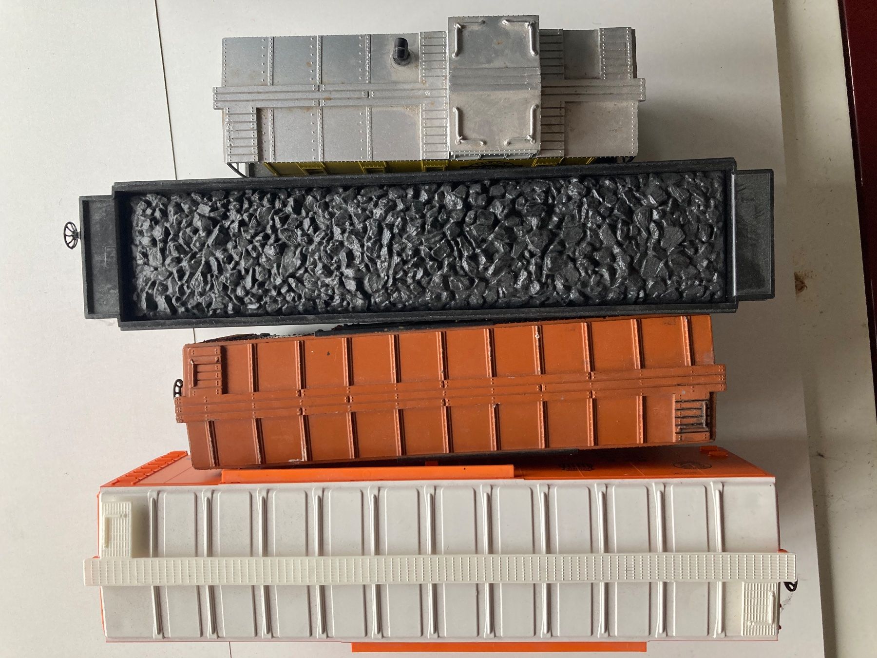 Modellini di ferrovie: 4er Set Spur 0 Güterwagen USA mit Figur – Usato da Büsserach venduto da ModellbahnDepot 4