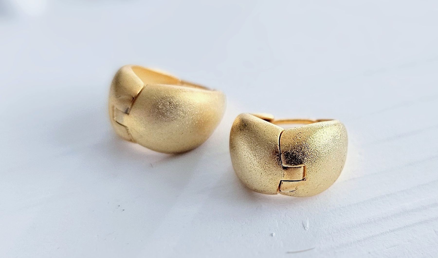 Ohrringe & -stecker: Creolen goldfarben matt – Gebraucht aus Ettenhausen TG von CH2300 3