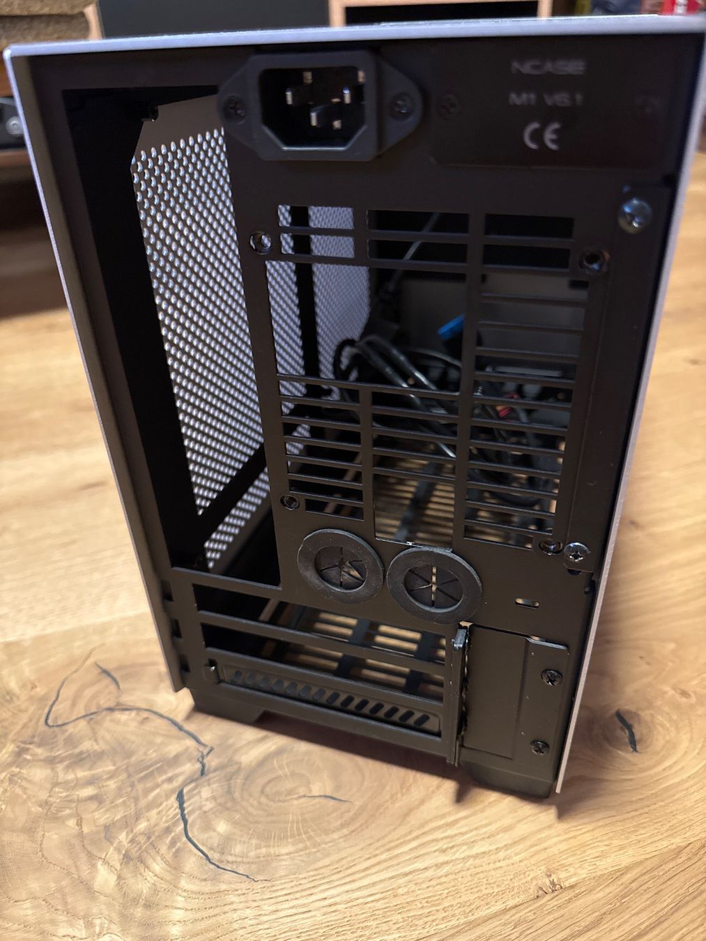 Custodie: NCase M1 classic V6.1 / Mini ITX Gehäuse – Usato da Zofingen venduto da dDawge 3
