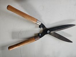 Heckenschere mit Holzgriffen gebrauchter Zustand