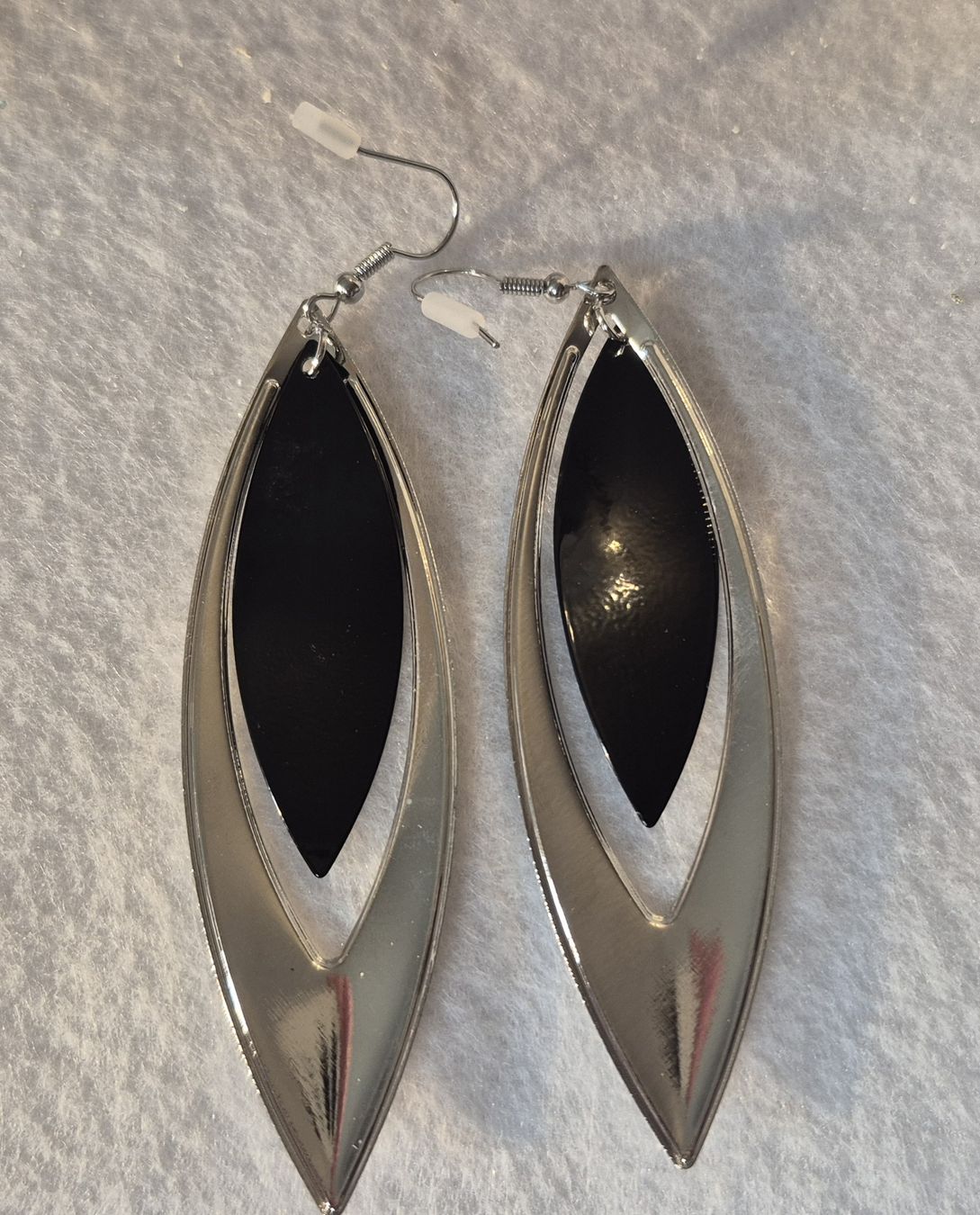 Orecchini pendenti & Orecchini a lobo: Orecchini pendenti forma a foglia colore argento e nero – Nuovo (secondo la descrizione) da Giubiasco venduto da Stefaniav 2