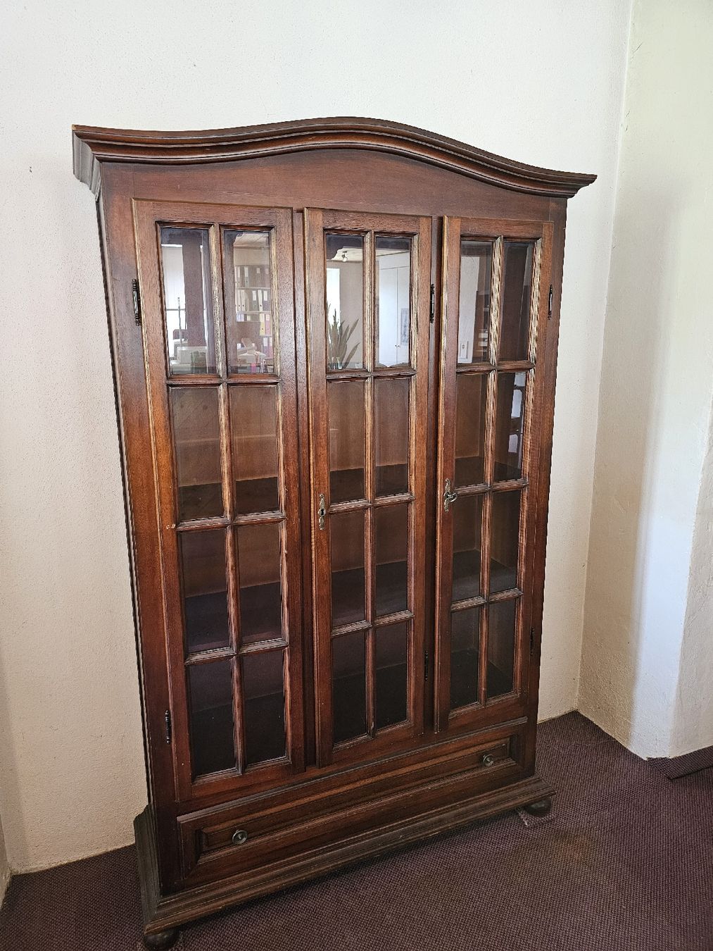 Vetrine: Elegante Glasvitrine mit Schublade – Usato da Meisterschwanden venduto da Hummer21