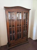 Elegante Glasvitrine mit Schublade