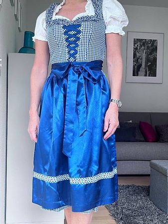 Dirndl klassisch traditionell in blauweiss