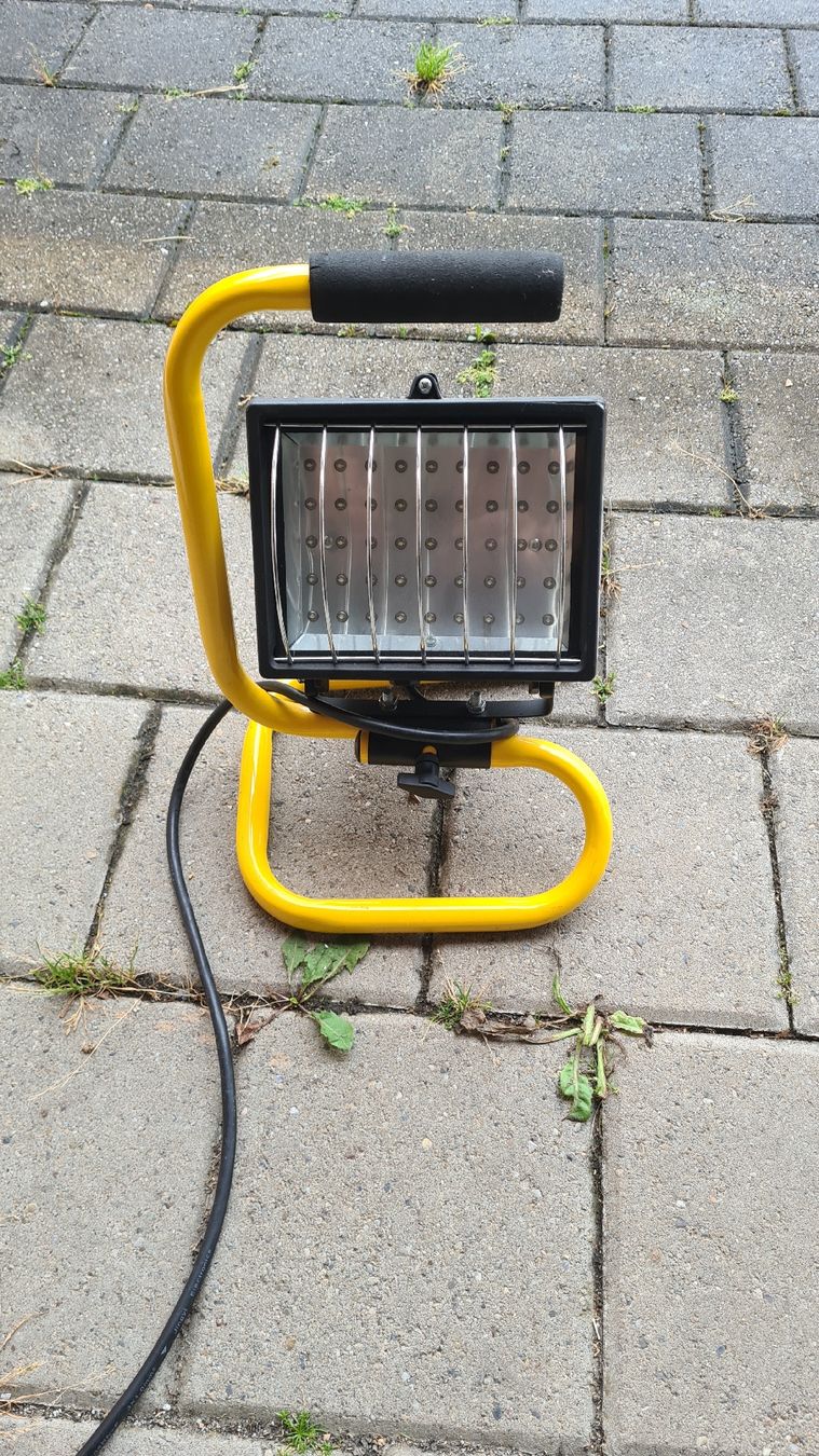 Lampade: LED Baustrahler mit robustem Gestell, 30W,  – Usato da Hombrechtikon venduto da Arica1 2