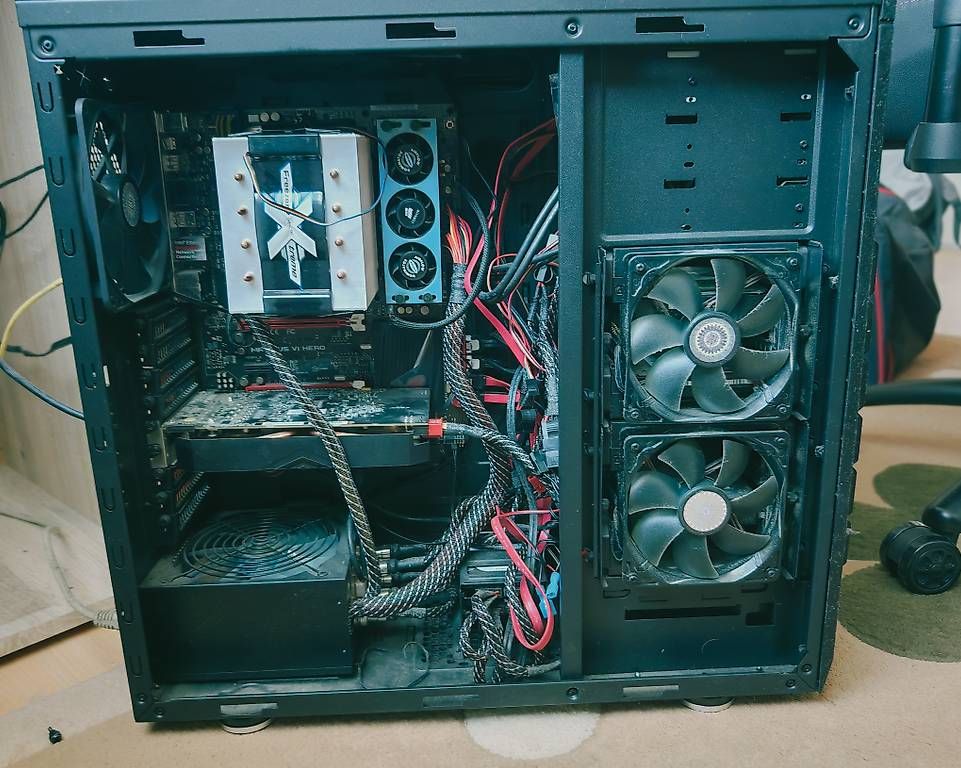 PCs: PC mit  (6-7 HDDs + SSD) & Beleuchtung plus Windows 11 – Gebraucht aus Muhen von Memo30