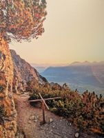 Leinwandbild Fürstensteigweg im Liechtenstein mit Bergpanora