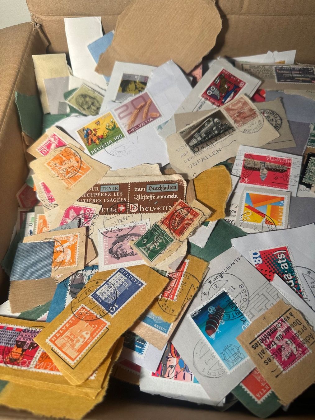 Tutti i francobolli: XXL Karton Briefmarken zum Ablösen – Usato da Stettfurt venduto da 2442 4