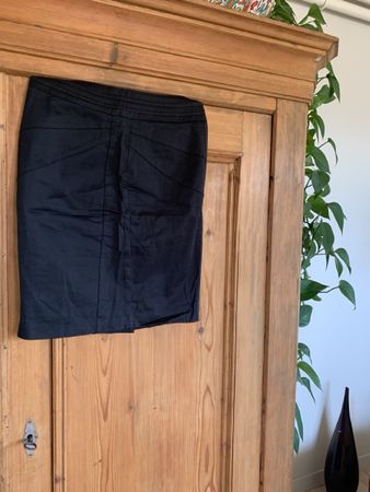 Schwarzer Baumwoll-Jupes Gr.34