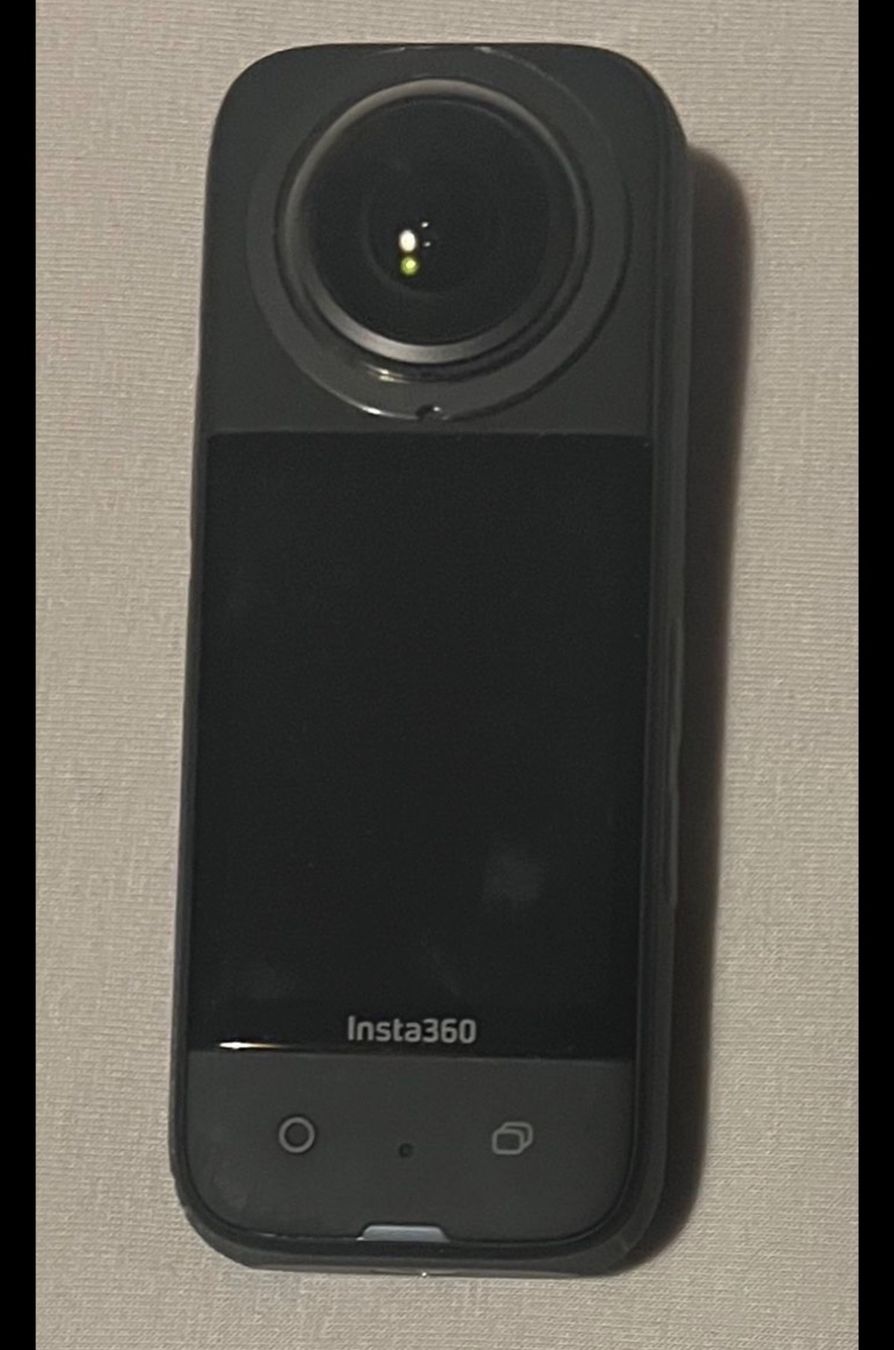 Insta360 Action Cam: Insta360 X3 Action Cam mit 2 Akkus – Gebraucht aus Grenchen von Pmax 1