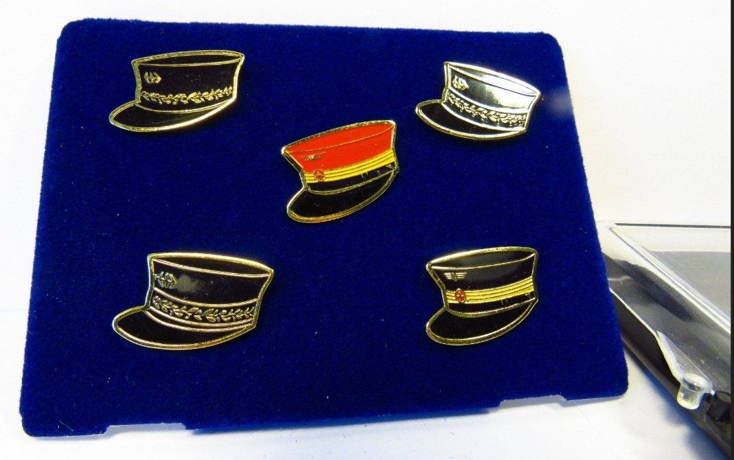Hüte, Mützen & Caps: Pin Set SBB Mützen Dienstmützen – Gebraucht aus Flums von Cooker
