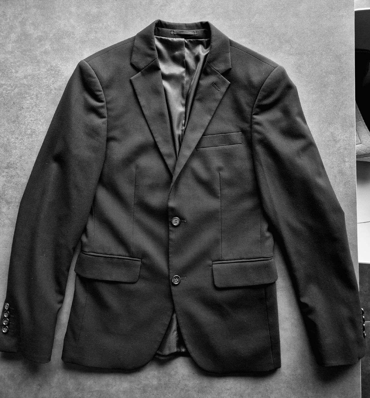 Lindeberg Anzüge: Costume 2 pièces Lindbergh noir taille 44 – Neu (gemäss Beschreibung) aus Argnou (Ayent) von emnonaol